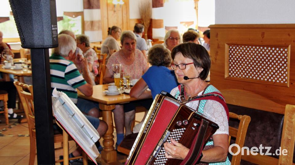 Mit Musik, Gesang und schönen Kurzgeschichten aus dem Alltag bereicherte Karin Bleisteiner den Seniorennachmittag. Bild: ds