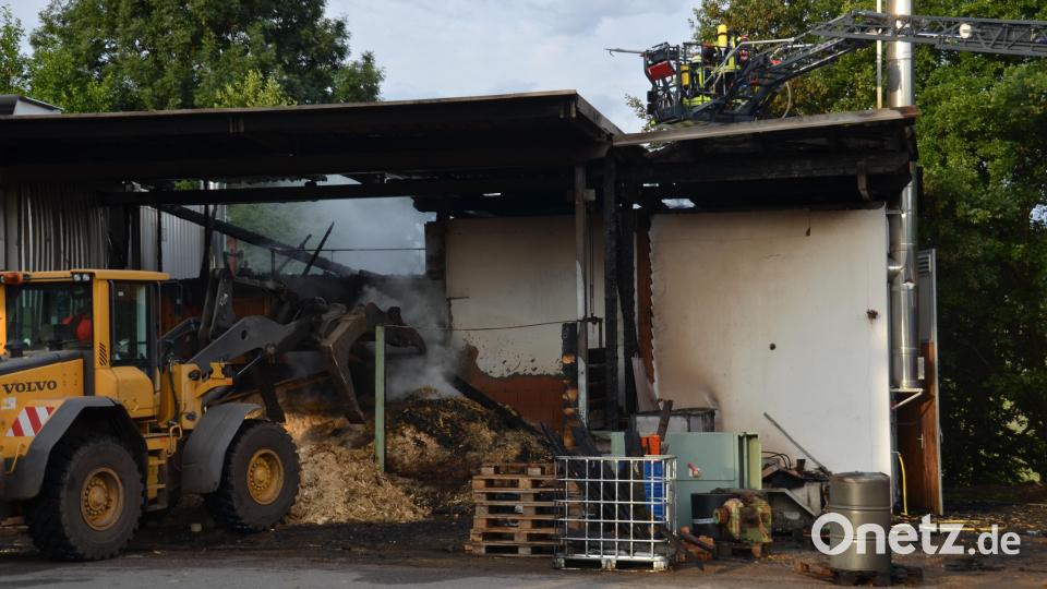 Der Holzbunker im Sägewerk Wolf brannte am Freitagmorgen. 150 Einsatzkräfte eilten an den Brandherd, weil von einem Großbrand ausgegangen wurde. Bild: dob