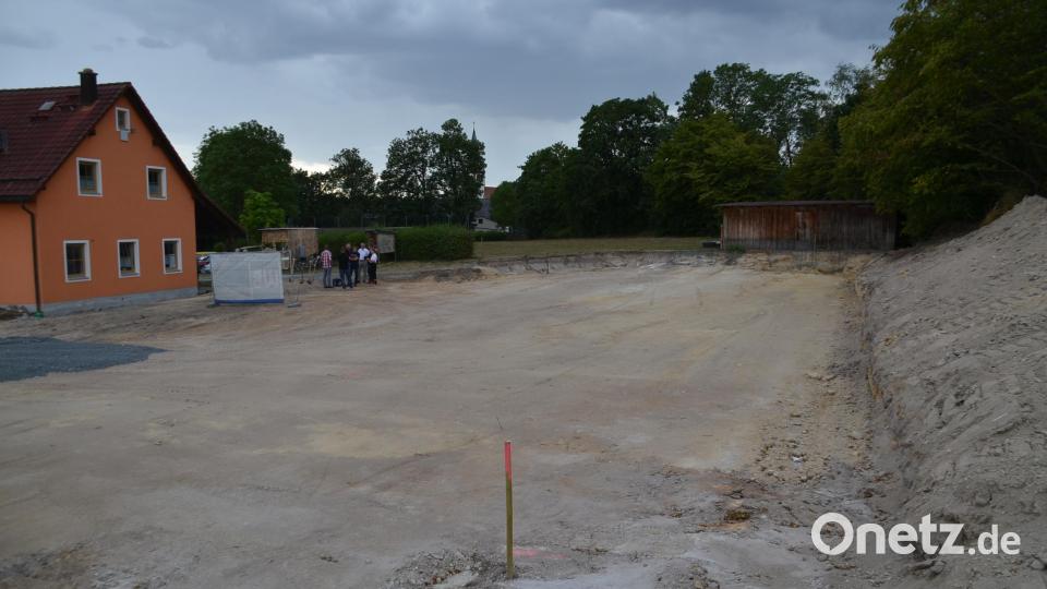 Die Baugrube für die Kulturscheune neben dem bestehenden Feuerwehrgerätehaus ist bereits ausgeschoben und planiert. Bild: ak