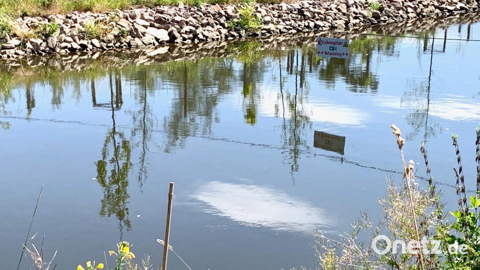 Ein über die Naab gespanntes Seil soll Kanu-Fahrer an der Weiterfahrt Richtung Düker hindern. Bild: Gabi Schönberger