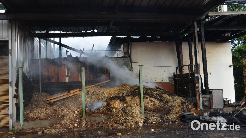 Der Holzbunker im Sägewerk Wolf brannte am Freitagmorgen. 150 Einsatzkräfte eilten an den Brandherd, weil von einem Großbrand ausgegangen wurde. Bild: dob
