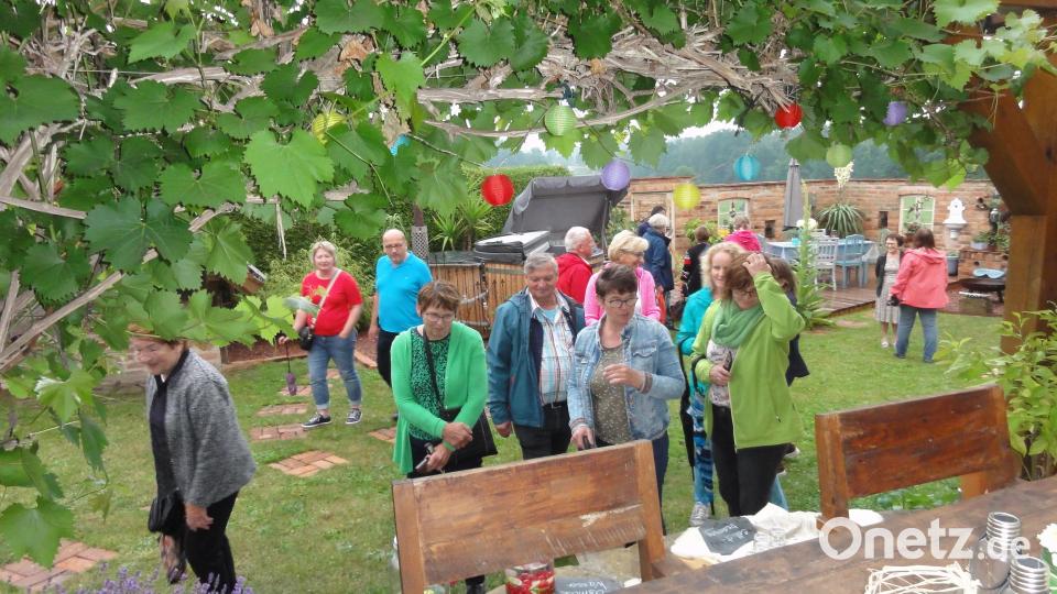 Ein Eldorado für alle Gartenliebhaber ist der Garten von Beate und Reinhold Schneider mit Hochbeet, vielen Stauden, Ziersträuchern und geschmackvolle Gartenaccessoires. Viele Natursteinmauern und Umrandungen im Toskana-Stil sind besondere Gestaltungselemente. Die Gartler aus dem Klosterdorf waren sichtlich beeindruckt. Bild: jhö