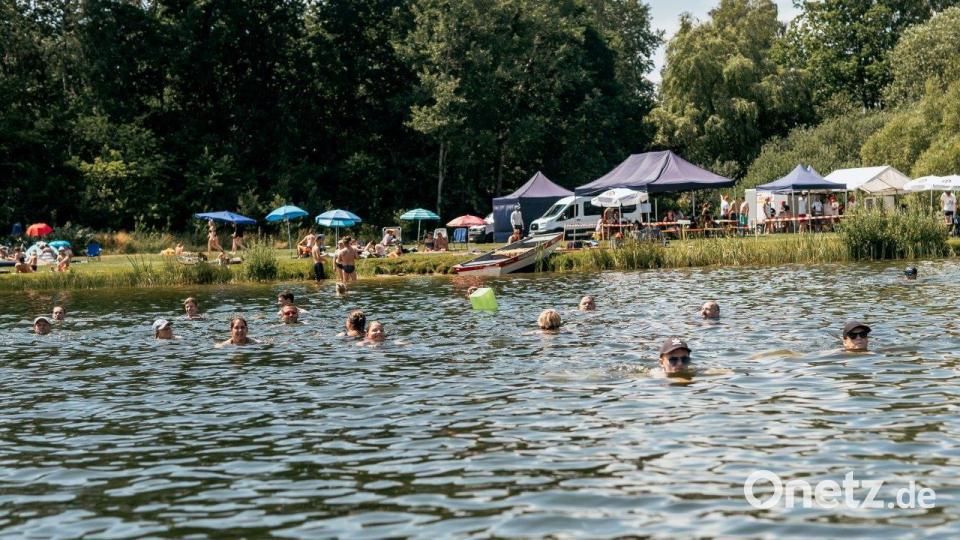 62 Teilnehmer der Wasserwacht wetteifern im Badeweiher beim Totenkopfschwimmen um drei verschiedene Abzeichen. Bild: bk