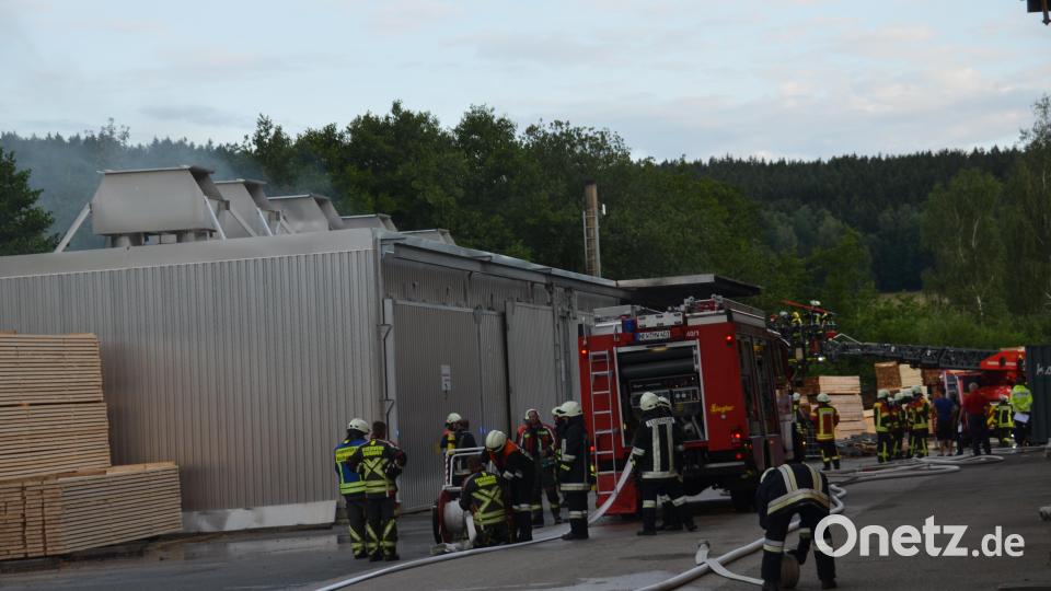 Der Holzbunker im Sägewerk Wolf brannte am Freitagmorgen. 150 Einsatzkräfte eilten an den Brandherd, weil von einem Großbrand ausgegangen wurde. Bild: dob