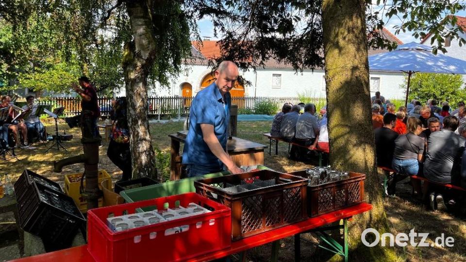 Gut besucht war das Pfarrfest der evangelischen Kirchengemeinden Thumsenreuth und Krummennaab im Pfarrgarten. Bild: Evangelischen Kirchengemeinde Thumsenreuth-Krummennaab/exb