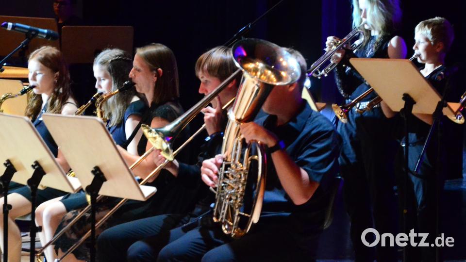 Die neu gegründete Big Band des Augustinus-Gymnasiums spielt &quot;Skyfall&quot;. Bild: Kunz