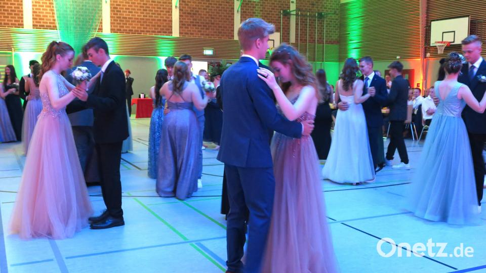 Zur Musik der Band Sunny Sound tanzten die Paare über das Parkett. Bild: jzk