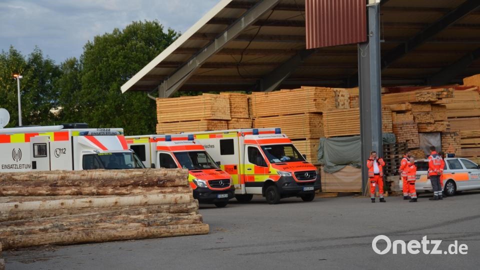 Die Rettungskräfte des BRK brauchten Gott sei Dank nicht tätig werden, weil zu keinem Zeitpunkt Menschen in Gefahr waren. Falls Feuerwehrleute, gerade mit dem schweren Atemschutz Hilfe bräuchten, wären die BRK-ler umgehend zur Stelle. Bild: dob