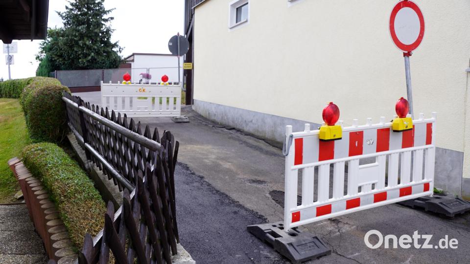 Nur 32 Meter misst die Verbindung von der Bergstraße zum Ringweg. Doch droht, ein Teil von ihr wegzubrechen, weil die Palisaden auf dem Privatgrund (links) stark nach innen neigen. Die Gemeinde versucht nun, eine für alle verträgliche Lösung zu finden. Bis dorthin bleibt der Verbindungsweg gesperrt. Bild: bkr