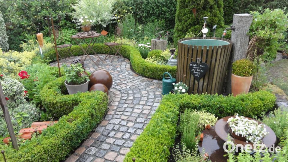 Von der Straße her nicht sonderlich auffällig, verbirgt sich im Garten der Familie Wiesnet ein wahres Paradies. Die Gartenbesitzer Martina und Hans Wiesnet führten die begeisterten Gäste aus dem Klosterdorf durch die Blütenpracht. Bild: jhö