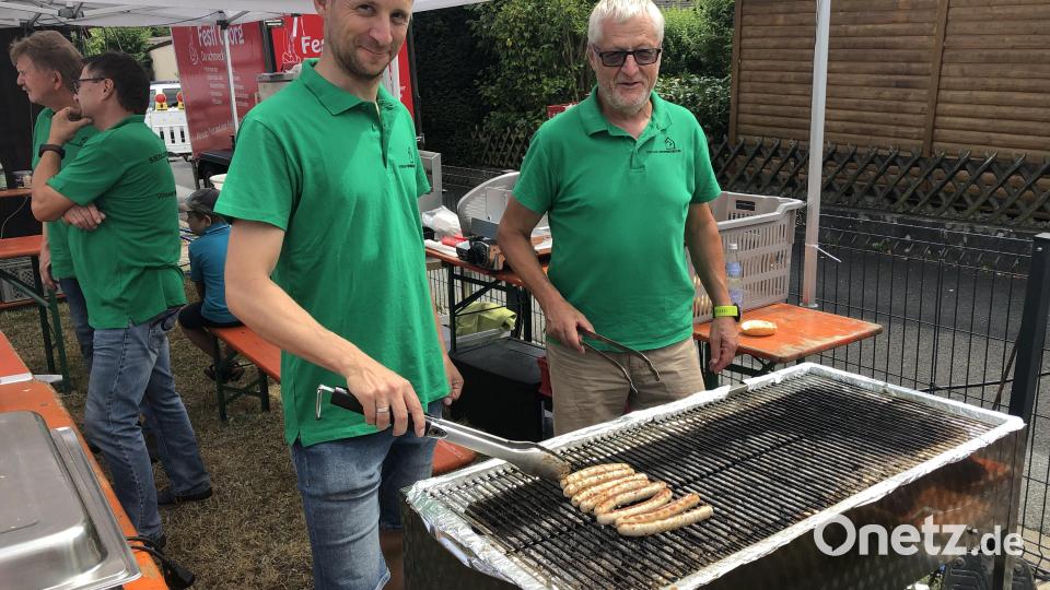 Ein tolles Team am Bratwurstgrill gaben Siedlerchef Johannes Wittmann und dritter Bürgermeister Johann Gurdan ab. (von links). Bild: sei