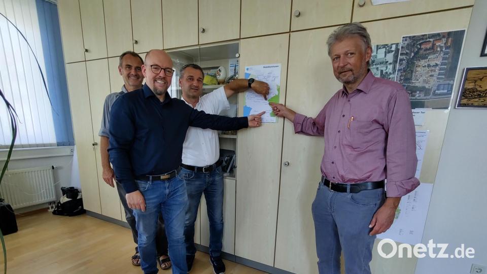 Prozessbegleiter Dr. Klaus Zeitler mit den Bürgermeistern Andreas Horsche, Rico Schmidt und Lothar Müller (von links) vor der Karte, die die Mitgliedsgemeinden des Projekts Zukunftswerkstatt Kommune zeigt. Bild: Gemeinde Furth/exb