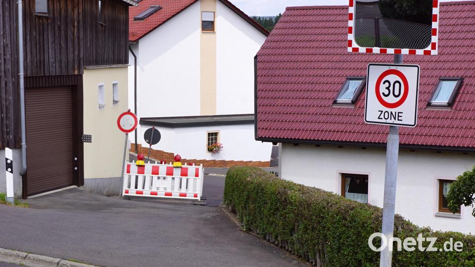 Nur 32 Meter misst die Verbindung von der Bergstraße zum Ringweg. Doch droht, ein Teil von ihr wegzubrechen, weil die Palisaden auf dem Privatgrund (links) stark nach innen neigen. Die Gemeinde versucht nun, eine für alle verträgliche Lösung zu finden. Bis dorthin bleibt der Verbindungsweg gesperrt. Bild: bkr