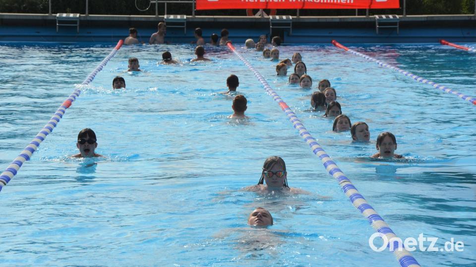Beim 24-Stunden-Schwimmen gehörte das große Becken im Egrensis-Bad den Kindern und Jugendlichen der Schulen aus Waldsassen und Konnersreuth. Bild: jr