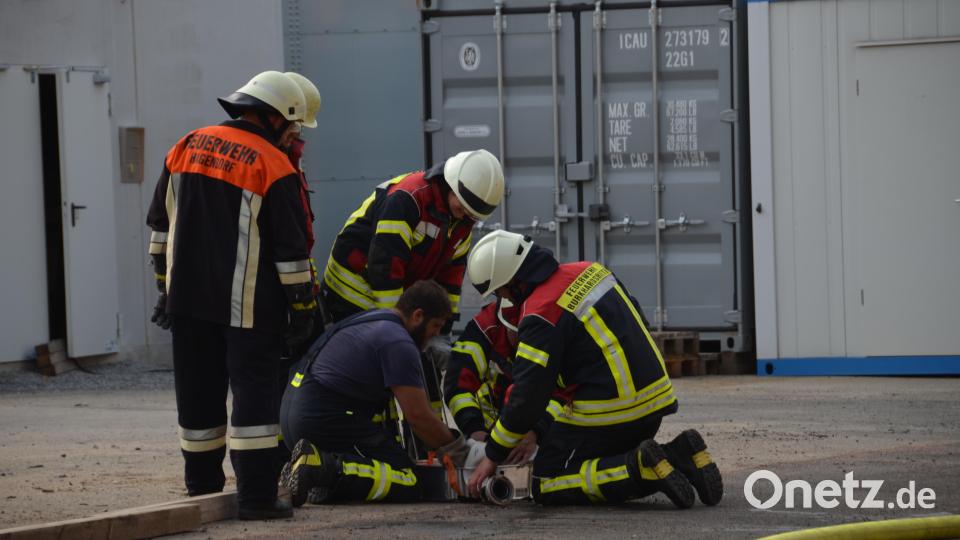 Behände bauten die Feuerwehrleute von einem nahen Weiher die Wasserversorgung mit drei C-Rohren auf. Bild: dob