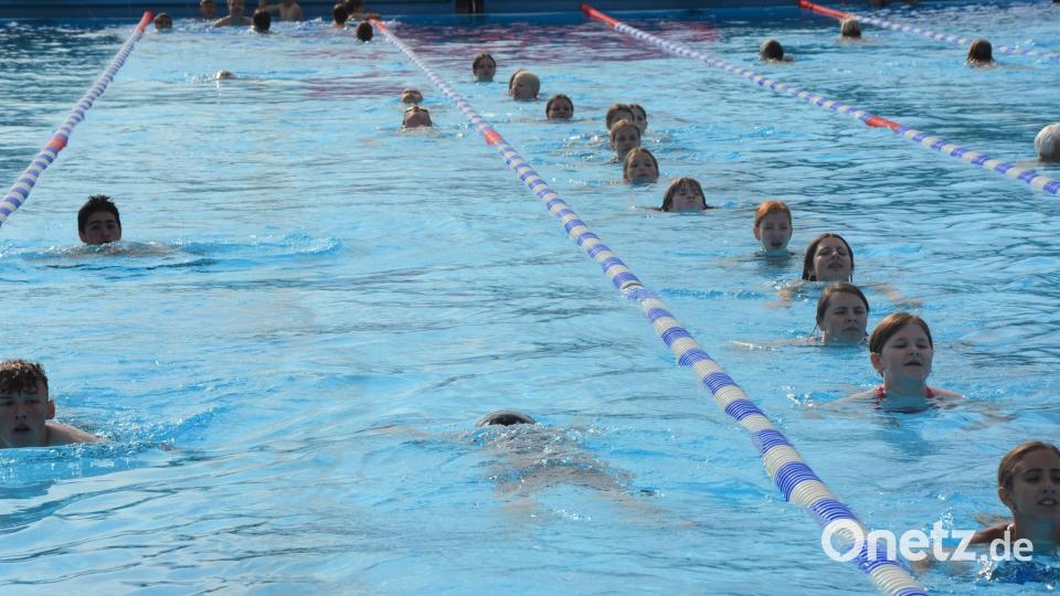 Beim 24-Stunden-Schwimmen gehörte das große Becken im Egrensis-Bad den Kindern und Jugendlichen der Schulen aus Waldsassen und Konnersreuth. Bild: jr