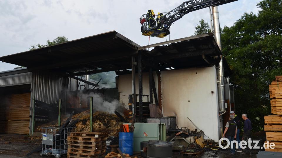 Der Holzbunker im Sägewerk Wolf brannte am Freitagmorgen. 150 Einsatzkräfte eilten an den Brandherd, weil von einem Großbrand ausgegangen wurde. Bild: dob