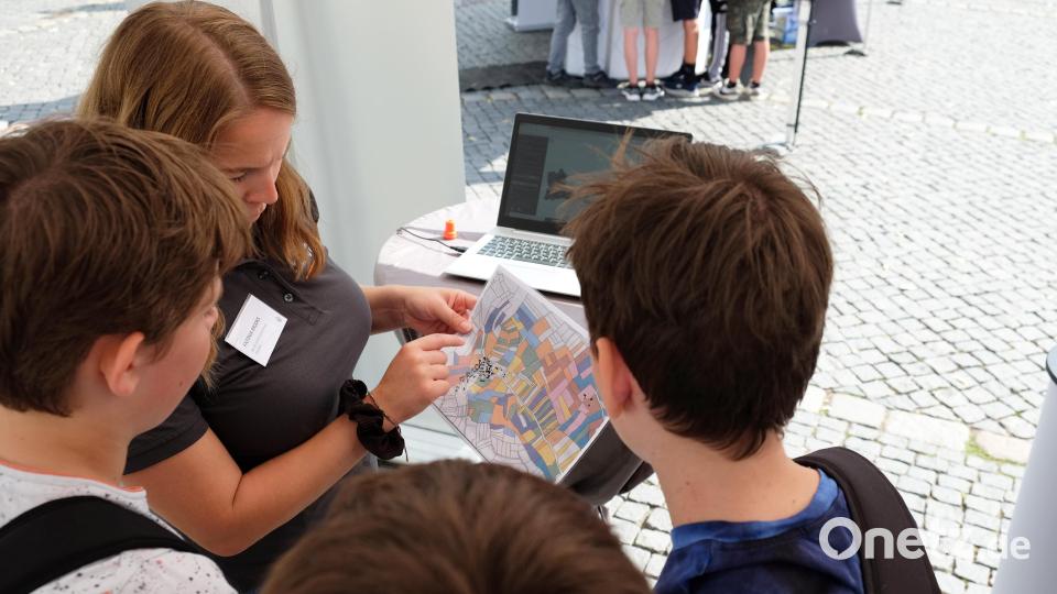 Eine Mitarbeiterin des Amtes für Ländliche Entwicklung Oberpfalz bringt den Schülern den Themenbereich Geodäsie näher. Bild: David Rieß, ALE Oberpfalz