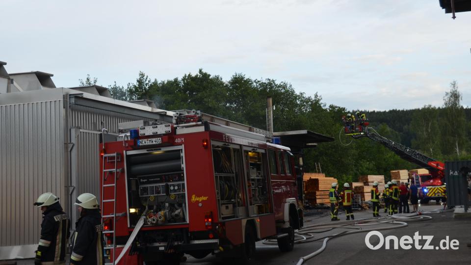 Der Holzbunker im Sägewerk Wolf brannte am Freitagmorgen. 150 Einsatzkräfte eilten an den Brandherd, weil von einem Großbrand ausgegangen wurde. Bild: dob