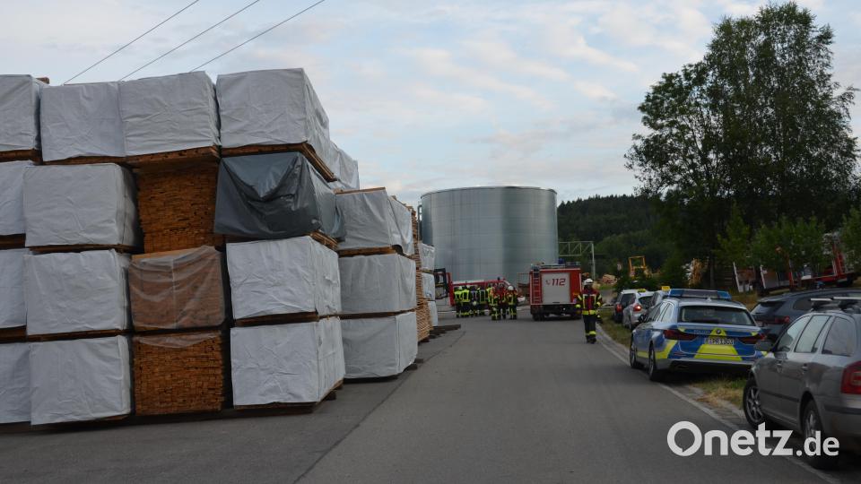 Der Holzbunker im Sägewerk Wolf brannte am Freitagmorgen. 150 Einsatzkräfte eilten an den Brandherd, weil von einem Großbrand ausgegangen wurde. Bild: dob