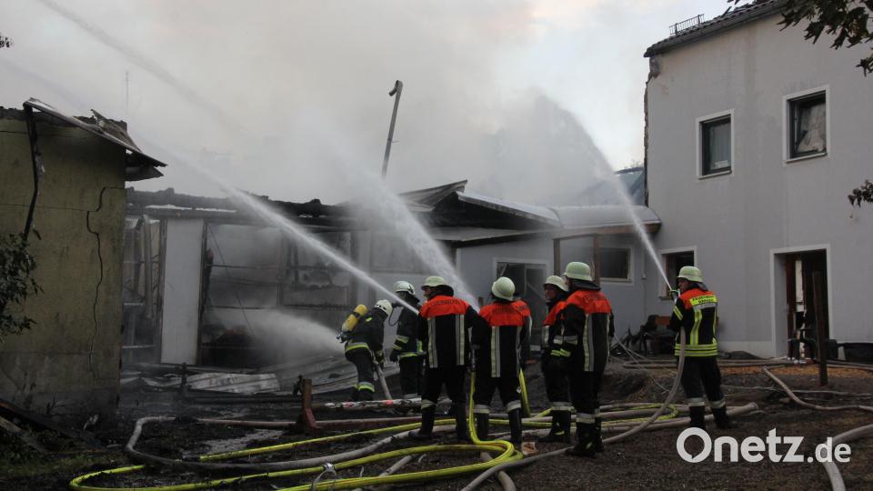 In Lauterbach bei Mähring brennt am Samstag ein Vierseithof. Bild: kro
