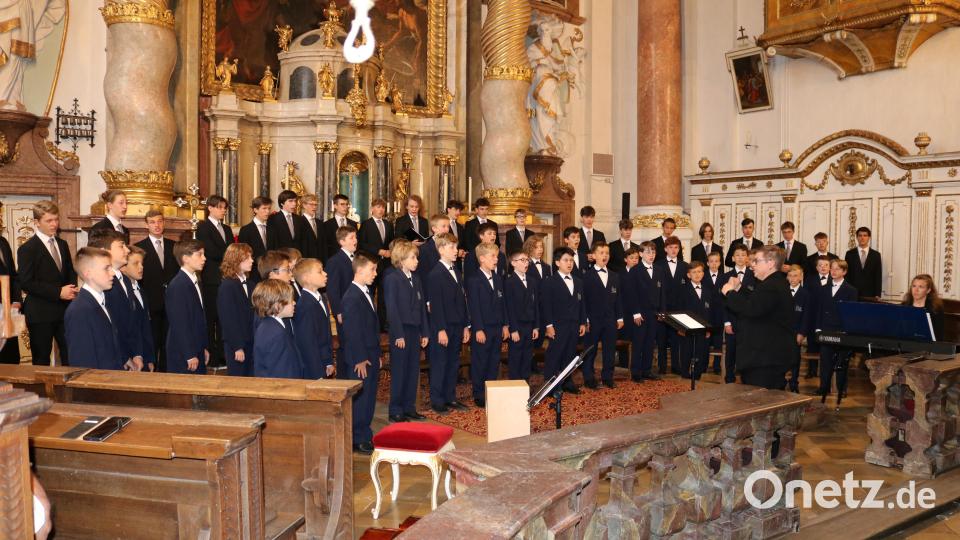 Mit dem Sommerkonzertprogramm „himmelwärts“ traten die Regensburger Domspatzen unter der Leitung von Kathrin Giehl in der Michelfelder Asamkirche auf. Bild: ll