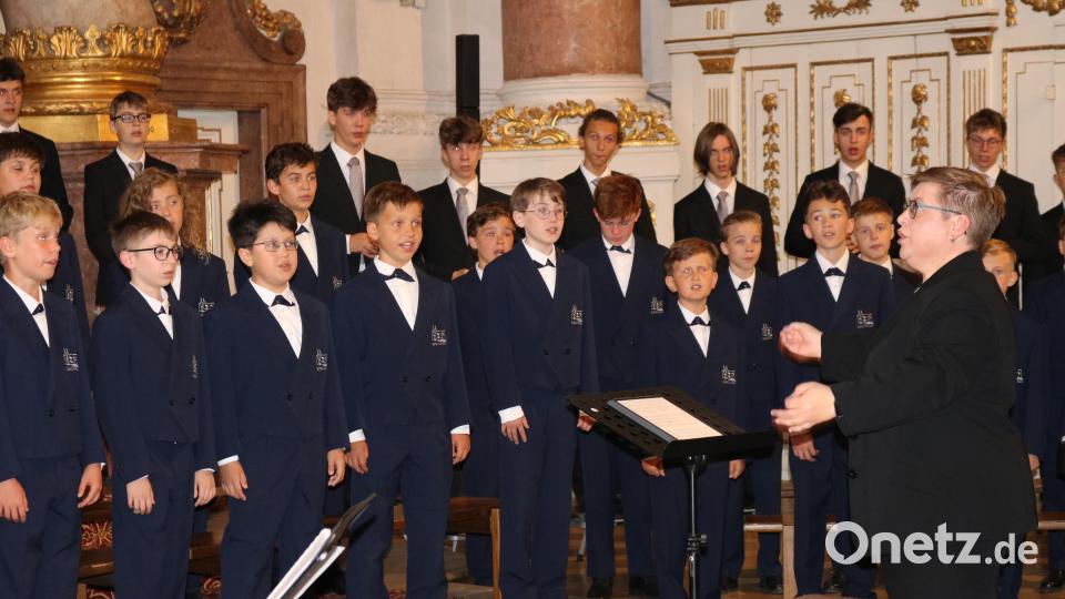 Mit dem Sommerkonzertprogramm „himmelwärts“ traten die Regensburger Domspatzen unter der Leitung von Kathrin Giehl (rechts) in der Michelfelder Asamkirche auf. Bild: ll