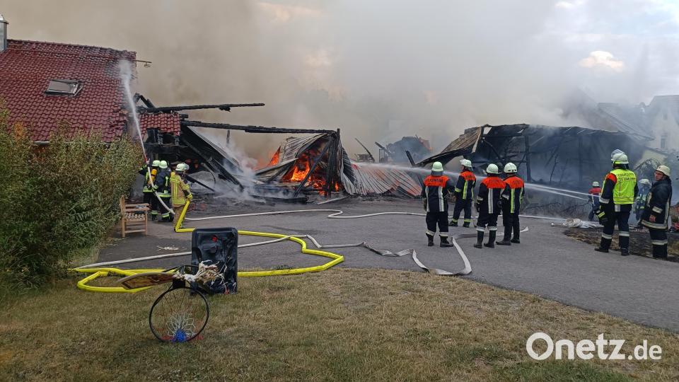 In Lauterbach bei Mähring brennt am Samstag ein Vierseithof. Bild: nic