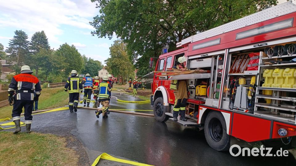 In Lauterbach bei Mähring brennt am Samstag ein Vierseithof. Bild: nic