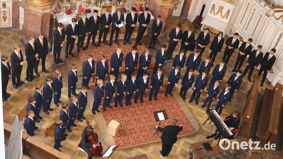 Mit dem Sommerkonzertprogramm „himmelwärts“ traten die Regensburger Domspatzen unter der Leitung von Kathrin Giehl in der Michelfelder Asamkirche auf. Bild: ll