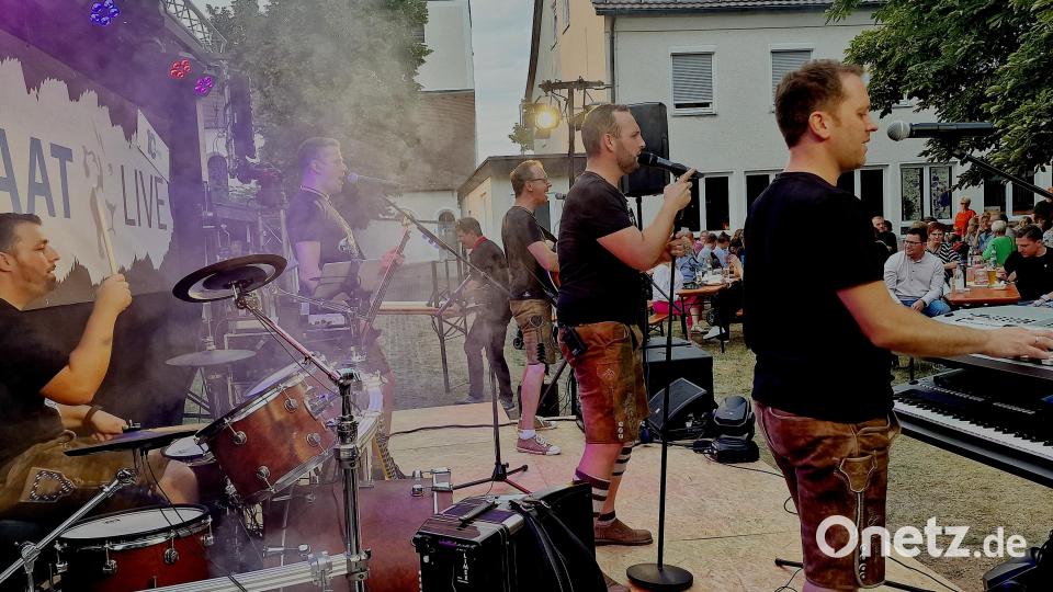 Die Sommernachtsparty des MGV in Schirmitz geht im Garten der Jakobsklause über die Bühne. Bild: R. Kreuzer