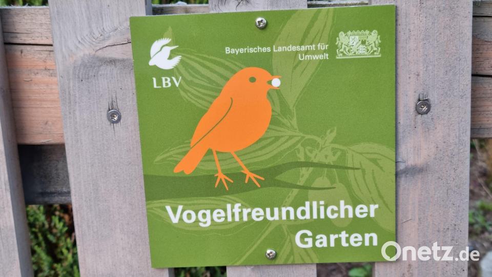 Den Gartenzaun der Familie Klarner-Haubelt ziert ein Schild mit der Aufschrift &quot;Vogelfreundlicher Garten&quot;. Bild: Familie Haubelt-Klarner/exb