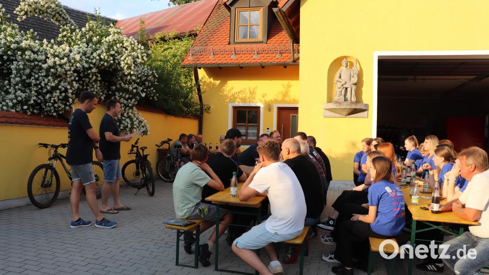 Vereinsvorsitzender Jens Gotthardt und Festleiter Jürgen Kraus stellten den zahlreichen Feuerwehrleuten und den Festdamen die bisherigen Planungen für das 150. Jubiläum vor. Bild: flt