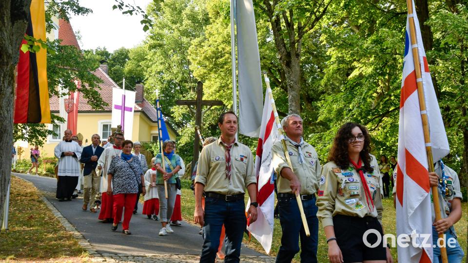 Die Fahnenabordnungen der kirchlichen Vereine gingen an der Spitze, als Bischof Rudolf Voderholzer und die Konzelebranten von der Annabergkirche zum Pontifikalgottesdienst am Freialtar zogen. Bild: Petra Hartl