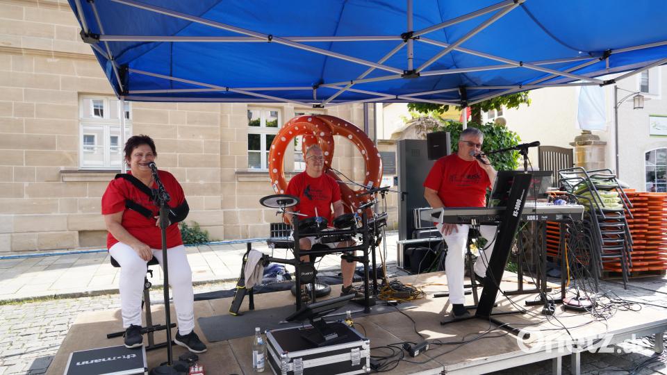 Die Bäckerei Krauß in Kemnath feierte am Samstag ihr 450-jähriges Bestehen mit einem großen Fest auf dem Stadtplatz. Am Nachmittag sorgte die Band &quot;Wir sind Wir&quot; aus Marktgraitz für gute Stimmung. Bild: kaz