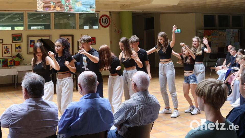 Das Tanzprojekt wurde von Schülerinnen und Schülern der Klasse 8G unter der Leitung von Claudia Röhrer einstudiert. Bild: mfh