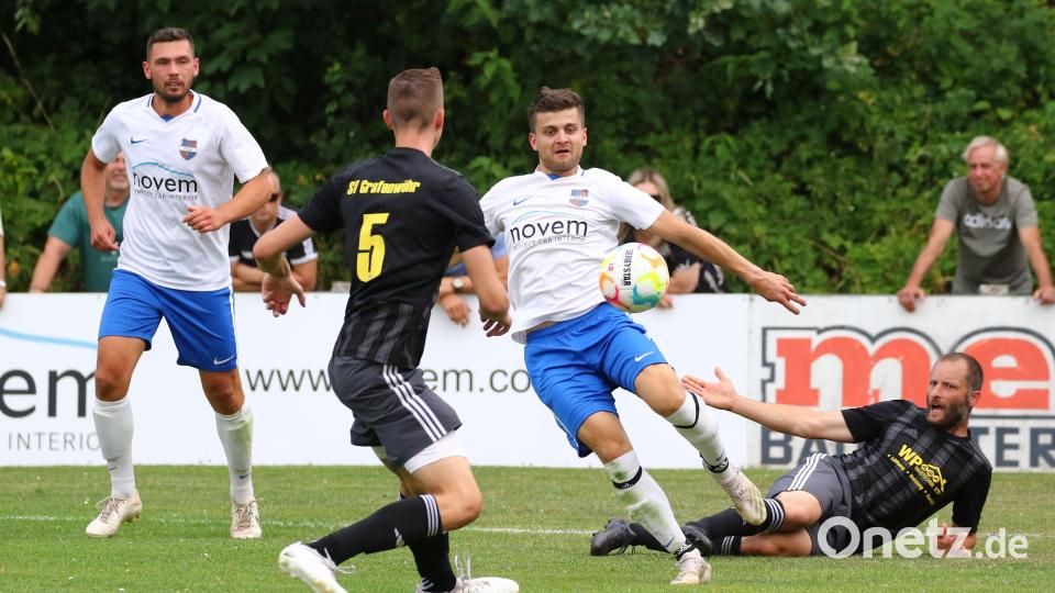 Der Vorbacher Nico Lautner (Mitte, weißes Trikot) versucht den Ball an Maximilian Hiltl (Nummer 5) vorbeizuspitzeln. Aufsteiger Vorbach musste sich zum Bezirksliga-Saisonauftakt der SV Grafenwöhr mit 0:1 geschlagen geben. Bild: Dieter Jäschke