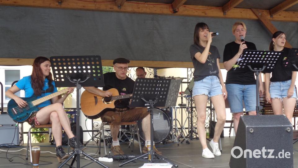 Die OVIGO-Horrorband spielt zum Nachmittagskaffee. Bild: amö