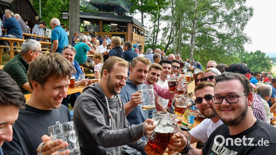 Beste Feierstimmung herrscht seit Samstagnachmittag auf dem Annabergfest. Bild: Petra Hartl