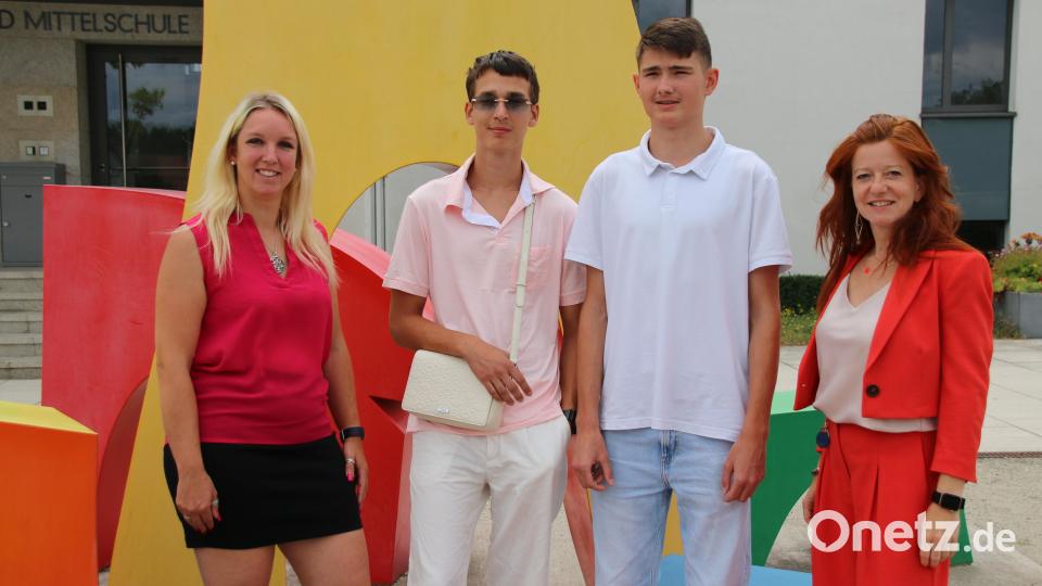 Klassenlehrerin Stefanie Zimmermann (links) und Schulleiterin Anja Bräu beglückwünschten die Jahrgangsbesten Patrick Rugoczki (Zweiter von links) und Leon Bandorf. Bild: sne