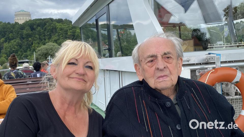 Karin Fennerl und ihr Vater Albin Degelmann (93) aus Tirschenreuth während der Schifffahrt auf der Donau. Für den 93-jährigen Gast im Hospiz Sankt Felix in Neustadt/WN ging damit ein Herzenswunsch in Erfüllung. Bild: Faltenbacher / exb