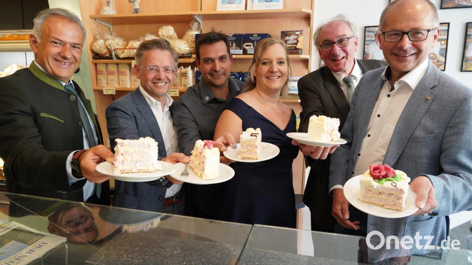 Die Bäckerei Krauß in Kemnath feierte am Samstag ihr 450-jähriges Bestehen mit einem großen Fest auf dem Stadtplatz. Zu sechst wurde die Jubiläumstorte angeschnitten. Dabei waren Landrat Roland Grillmeier, Landtagsabgeordneter Tobias Reiß, Bäckermeister Stefan Krauß, Susanne Krauß, Peter Biersack von der Handwerksammer Niederbayern-Oberpfalz und Bürgermeister Roman Schäffler (von links). Bild: kaz