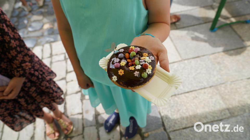 Die Bäckerei Krauß in Kemnath feierte am Samstag ihr 450-jähriges Bestehen mit einem großen Fest auf dem Stadtplatz. Kinder und Erwachsene konnten sich ihren eigenen Donut gestalten lassen. Bild: kaz