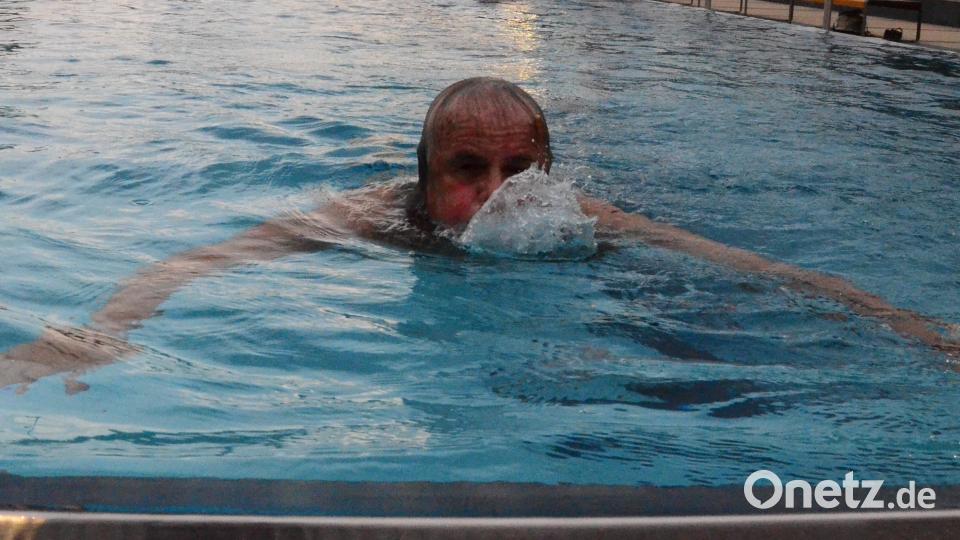 Mit Begeisterung machen die Schwimmer mit und ziehen im Schätzlerbad Bahnen für den guten Zweck. Bild: Kunz