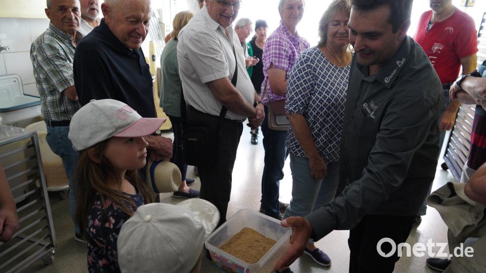 Die Bäckerei Krauß in Kemnath feierte am Samstag ihr 450-jähriges Bestehen mit einem großen Fest auf dem Stadtplatz. Stefan Krauß gab interessierten Besuchern einen Einblick in die Backstube. Bild: kaz