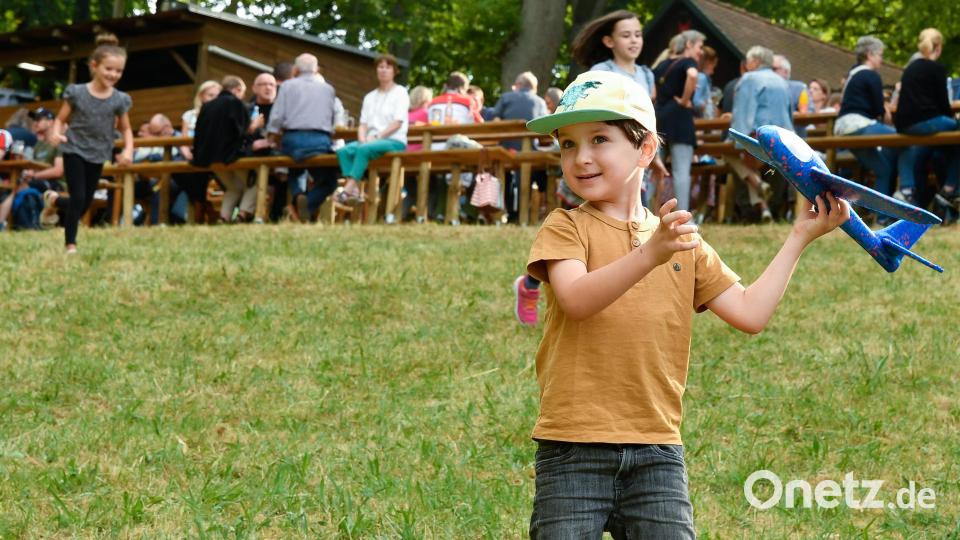 Auch das gehört zum Annabergfest: Am Stand der Landeskirchlichen Gemeinschaft Flieger basteln und dann gleich ausprobieren, wie gut sie segeln. Beim kleinen David klappte es mal so, mal so. Bild: Petra Hartl