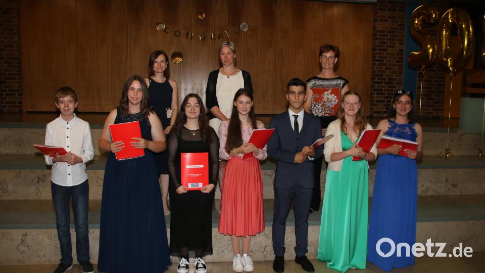 Klassenlehrerin Elisabeth Dütsch, Schulleiterin Annette Spreitzer und Klassenlehrerin Tanja Kippes (hinten, von links) freuen sich die Jahrgangsbesten der M10 Alexander Schieder, Juliane Zimmerer und Marlena Gashi sowie der neunten Klasse Emily Schäfer, Ahmad Barazani, Laura Friedrich und Aleyna Wloka (unten, von links) auszeichnen zu dürfen. Bild: sne
