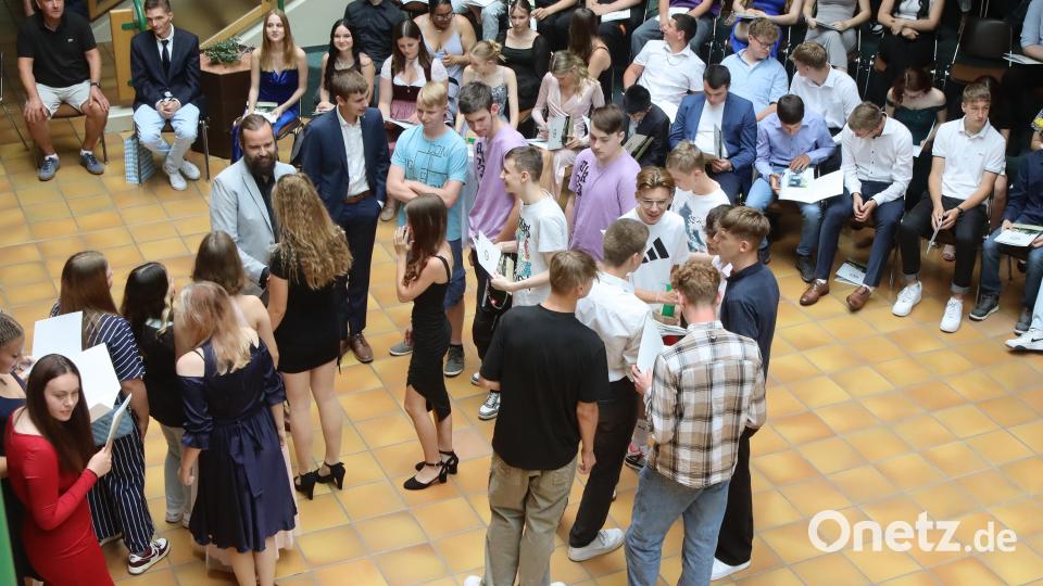 Die Klassenlehrer übergaben die Zeugnisse an die Schüler. Man blickte in zufriedene Gesichter. Bild: mfh
