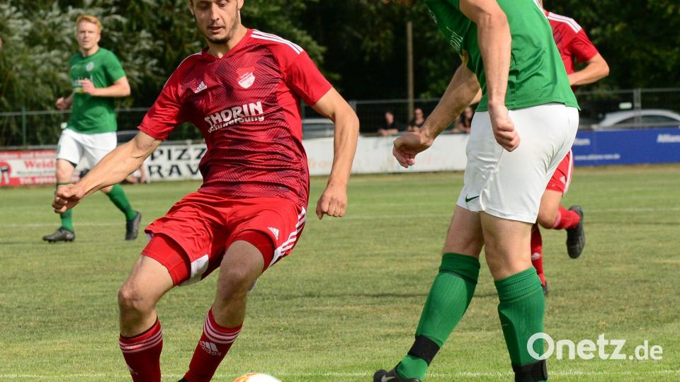 Andreas Lorenz (rechts) kommt vor dem Pfreimder Sebastian Sebald an den Ball und trifft zum Wernberg Ausgleich. Bild: ham