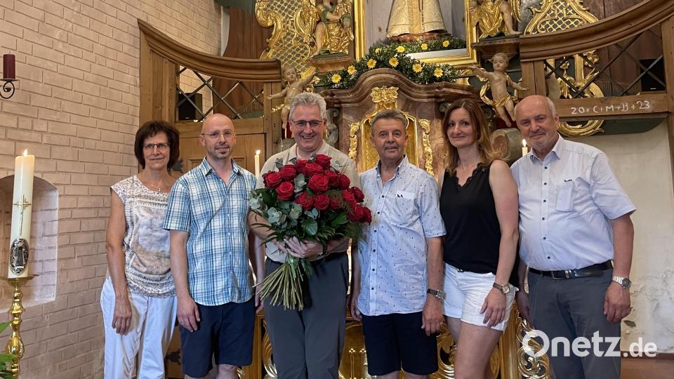 30. Priesterjubiläum Im Hammerkirchl (von links) Karin Meiler (Ehefrau des ersten Pilgerführers), Zweiter Pilgerführer Johannes Popp, Pilgerpfarrer Hannes Lorenz, Erster Pilgerführer Bernhard Meiler, Kassiererin Maria Bock und Diakon Franz Lautenbacher. Bild: gis